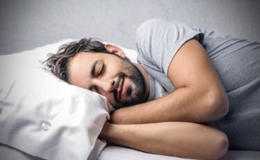 dormire bene e svegliarsi riposati uomo a letto