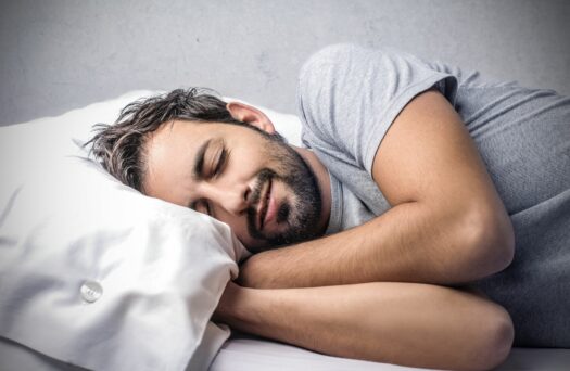 dormire bene e svegliarsi riposati uomo a letto