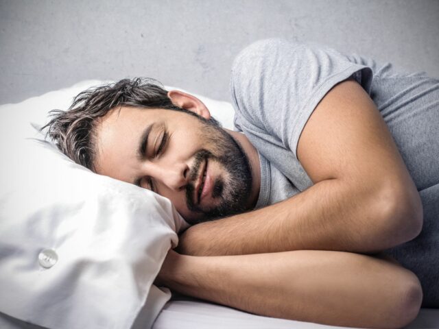 dormire bene e svegliarsi riposati uomo a letto