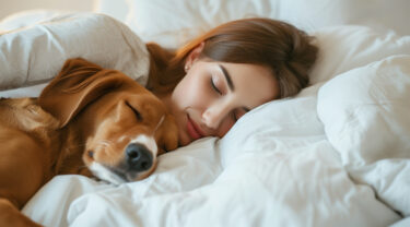 dormire meglio con la vmc, donna con cane che dormono